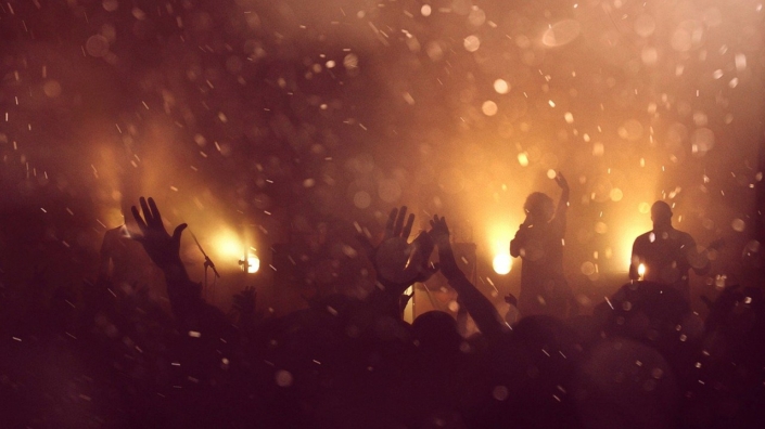 Concierto con luces de fondo